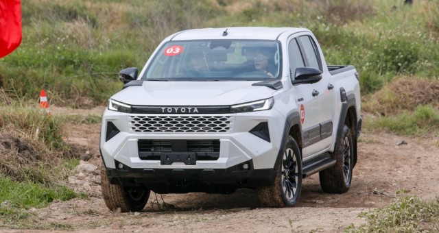 Bán tải Toyota Hilux đạt doanh số kỷ lục trong tháng đầu mở bán thế hệ mới